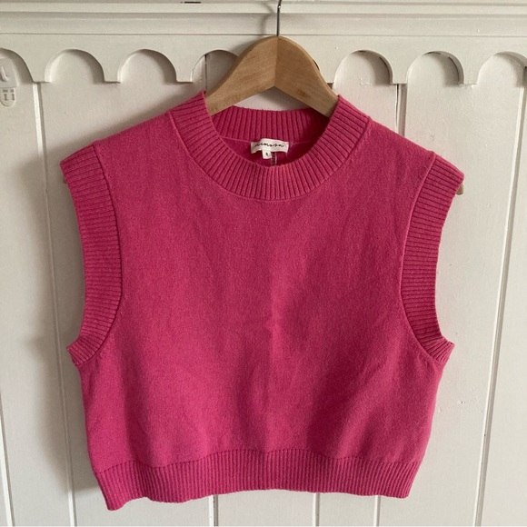 Mimosa / Pink cropped lightweight acrylic sweater vest - Picture 2 of 10
